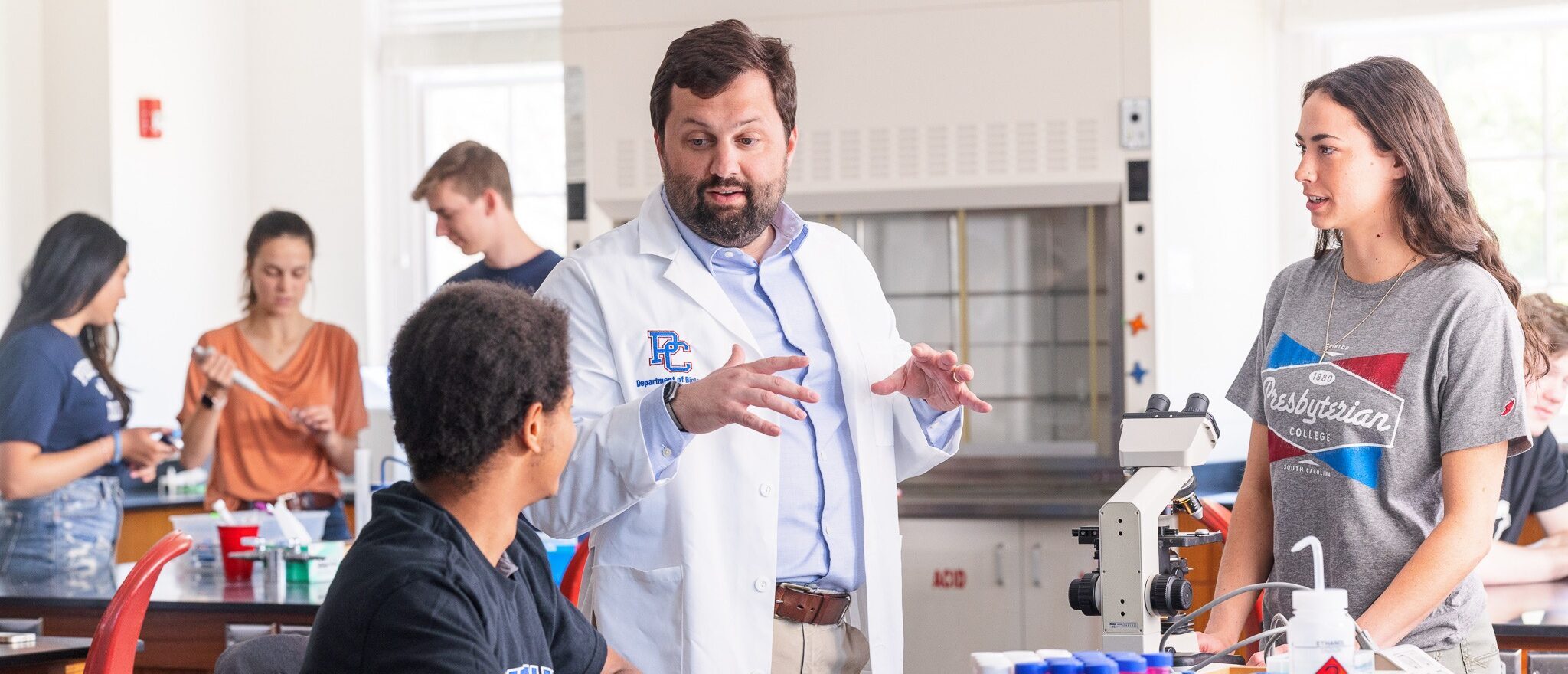 Dr. Austin Shull with Students in a lab setting.