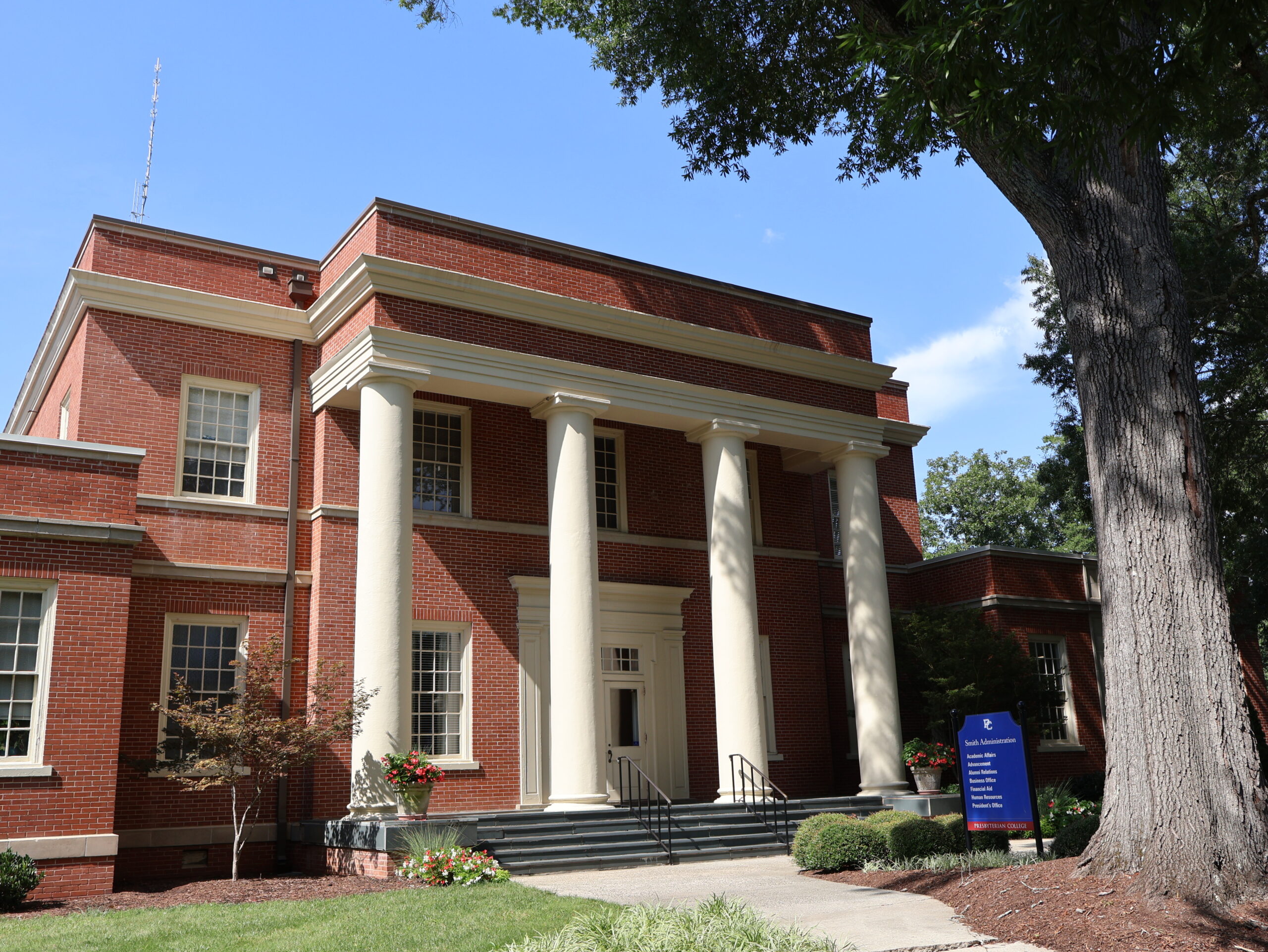 A picture of Smith Administration building at Presbyterian College.